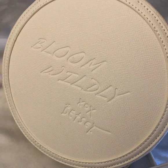 Betsey Johnson White Multi Round Kitsch  Daisy Flower Crossbody Bag NWT - Picture 10 of 16